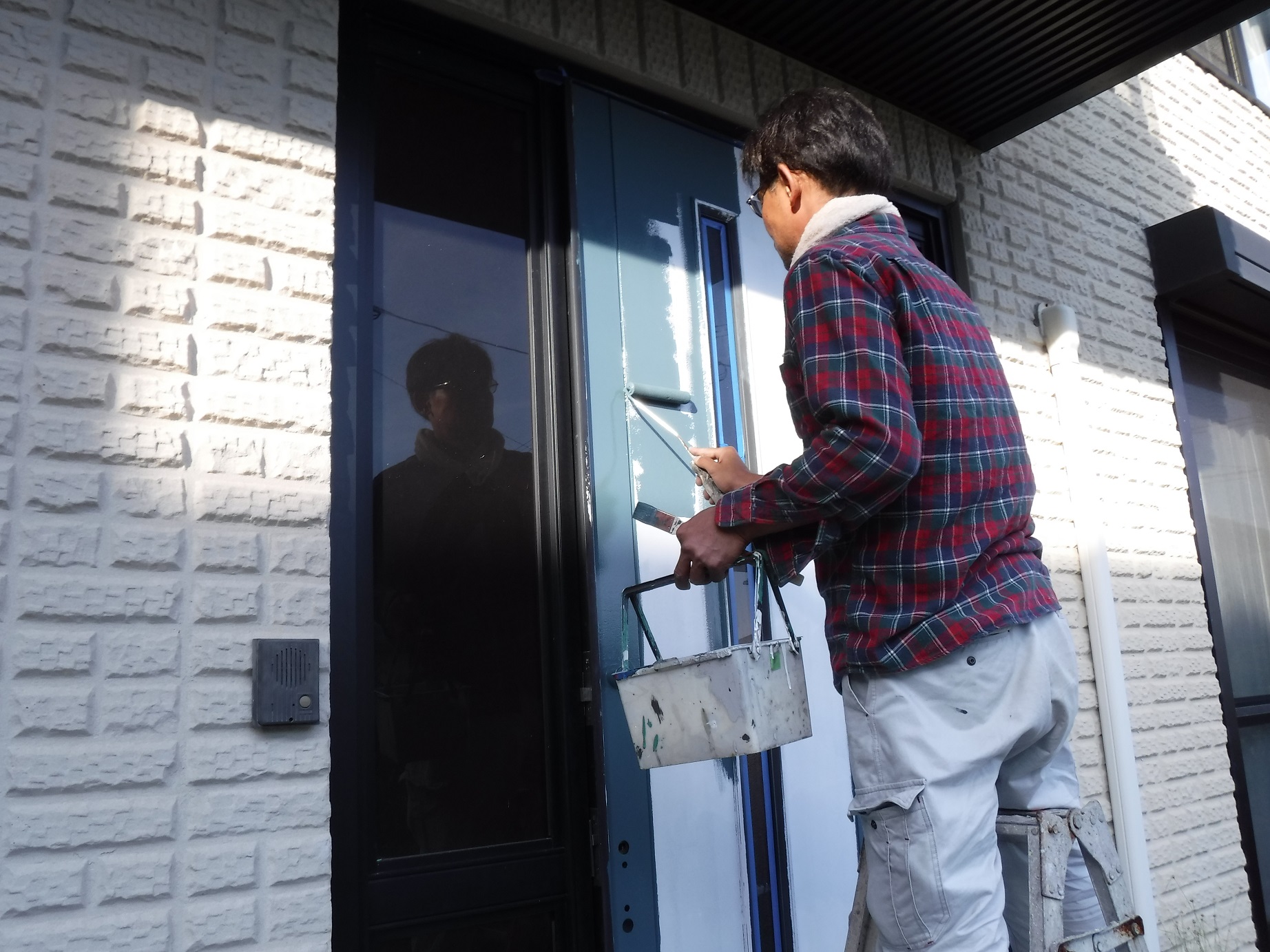 ミサワホーム玄関ドアリニューアル 塗装編 ブログ更新しました 外壁塗装をするなら宮崎市の塗装業者ピーテックカンパニー